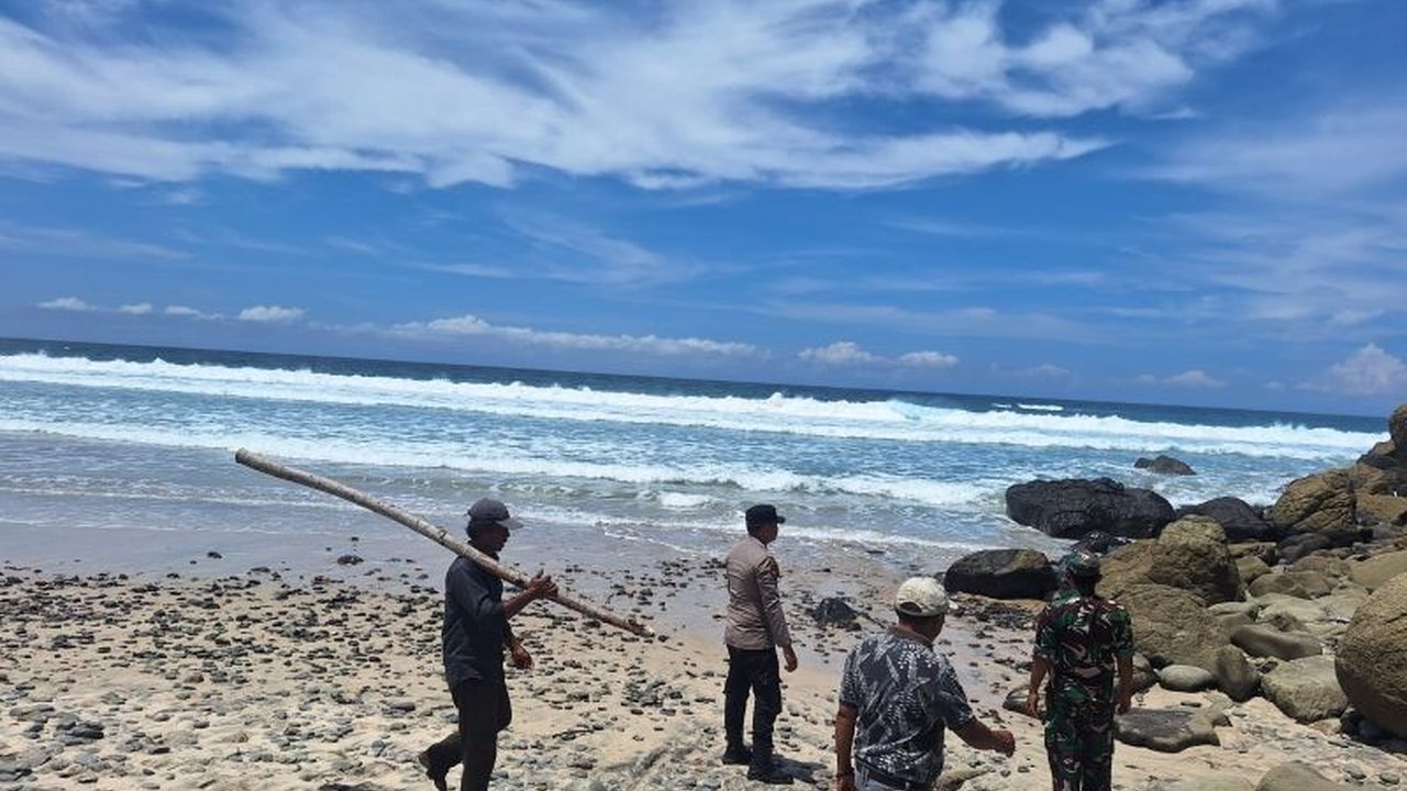 Tim SAR gabungan terus mencari dua Wisatawan Hilang Pantai Modangan, Malang, setelah terseret ombak besar. Apa yang sebenarnya terjadi sebelum insiden tragis ini?