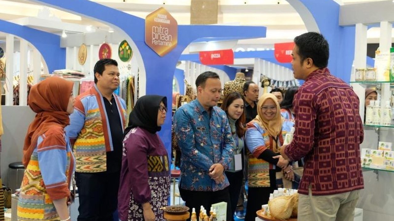 Pertamina SMEXPO hadir perdana di Surabaya, menjadi solusi bagi UMKM binaan Pertamina untuk memperluas jangkauan pemasaran. Simak bagaimana ajang ini mendorong UMKM lokal!