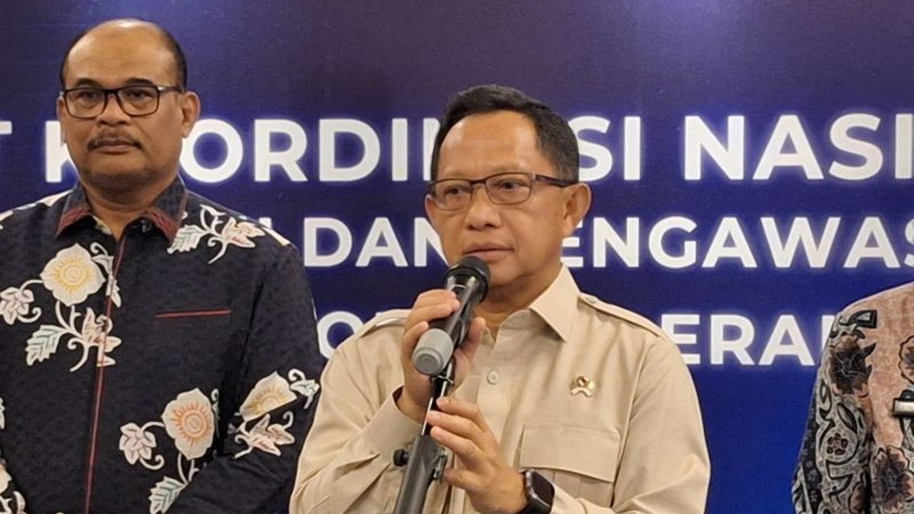 Menteri Dalam Negeri Tito Karnavian mendesak pemerintah daerah untuk melakukan efisiensi belanja birokrasi secara ketat. Langkah ini krusial menyusul pemangkasan signifikan Transfer ke Daerah (TKD) dalam RAPBN 2026, memicu pertanyaan tentang dampak dan st