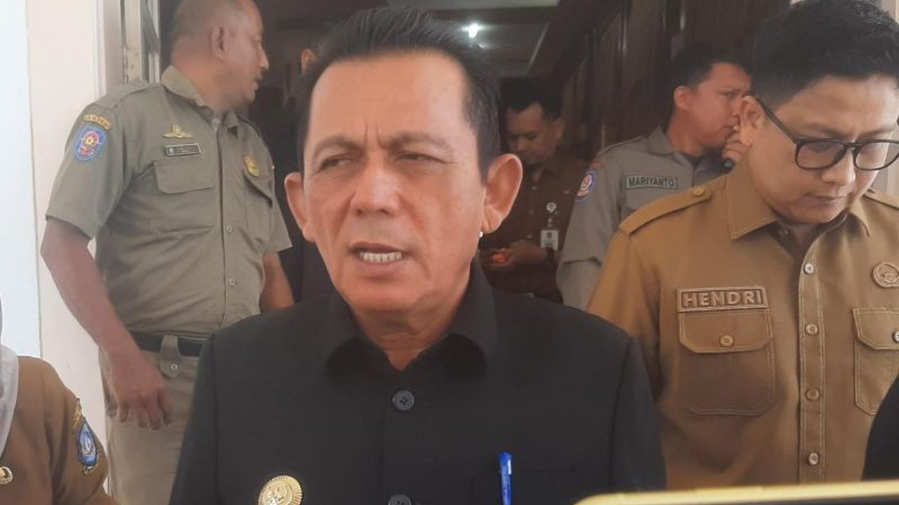 Gubernur Kepri Ansar Ahmad ungkap fakta menarik: tingginya angka Pengangguran Kepri dipengaruhi arus pencari kerja luar daerah, bukan kurangnya lowongan. Simak selengkapnya!