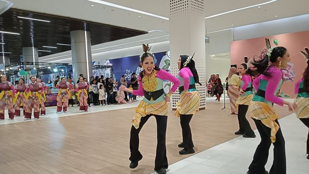 Ribuan penari dari berbagai latar belakang, termasuk 750 peserta di Semarang, menyemarakkan ajang Indonesia Menari 2025 yang digelar serentak di 11 kota. Penasaran siapa juaranya?