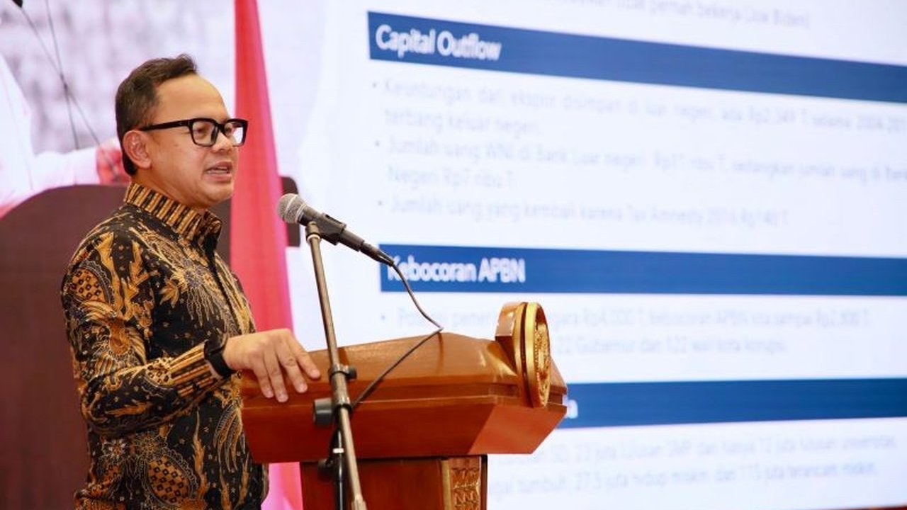 Wamendagri Bima Arya Sugiarto mengingatkan pentingnya kemampuan membaca tanda zaman untuk menghadapi gelombang perubahan dan disrupsi radikal, mengutip nasihat cendekiawan dan buku 'The Great Wave'.