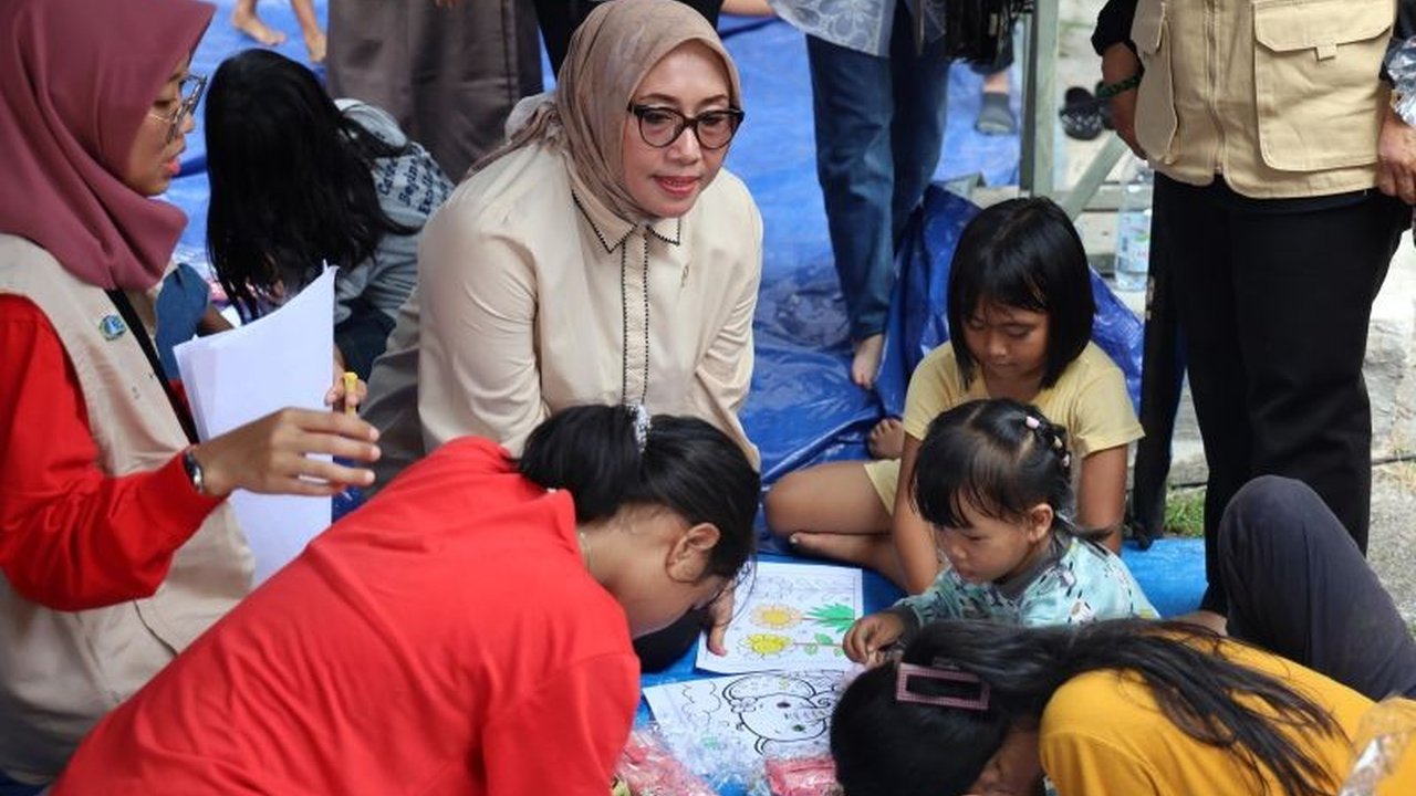 Kementerian PPPA bergerak cepat memberikan Dukungan Psikososial Anak Kebakaran di Pengadegan Timur, Jakarta Selatan, memastikan pemulihan trauma dan aktivitas normal. Simak langkah konkretnya!