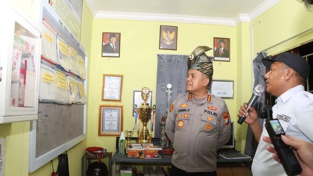 Kapolresta Barelang Kombes Pol. Zaenal Arifin memperkuat komitmen Polri Humanis dengan bersilaturahmi ke pos Satkamling, memastikan keamanan, dan membangun kedekatan emosional dengan warga. Simak detailnya!
