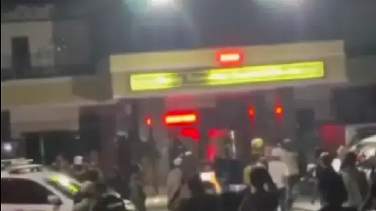 Puluhan massa mendatangi Mapolres Lumajang. (istimewa)