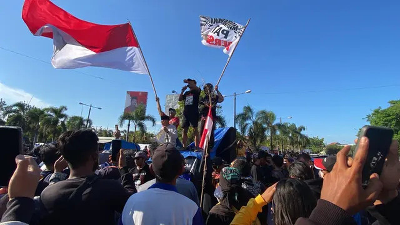 Unjuk rasa massa Kompers di Alun alun Tayu menuntut Bupati Pati Sudewo lengser dari jabatannya. (Liputan6.com/ Arief Pramono)