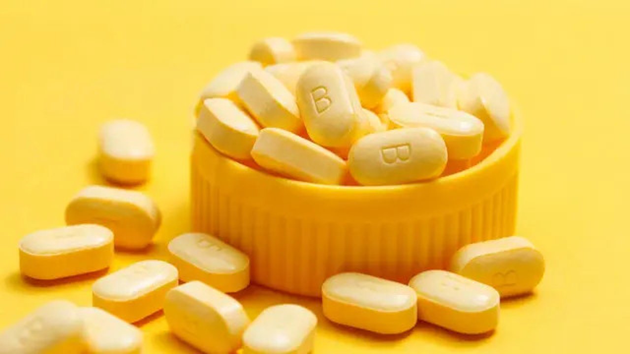 Kumpulan vitamin B dalam tutup botol warna kuning (Foto dok : Freepik/xb100).