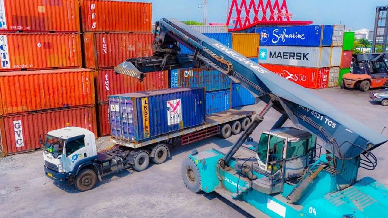 PT Pelindo Solusi Logistik (SPSL) mencatat kinerja positif hingga Agustus 2025, dengan volume freight forwarding melonjak 14,44%. Penasaran bagaimana SPSL mencapai pertumbuhan impresif ini?