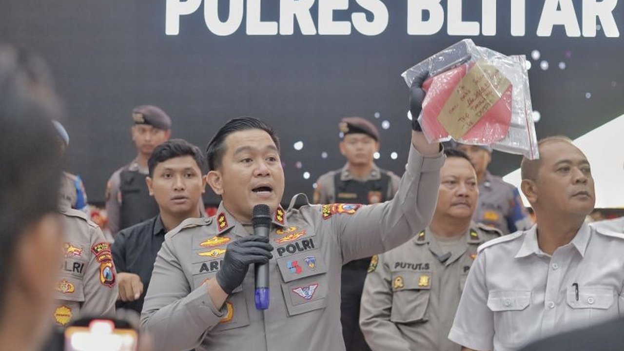 Polres Blitar berhasil menangkap DA, seorang residivis Blitar 18 kasus kejahatan, yang kembali beraksi setelah bebas. Simak detail penangkapan dan modusnya!