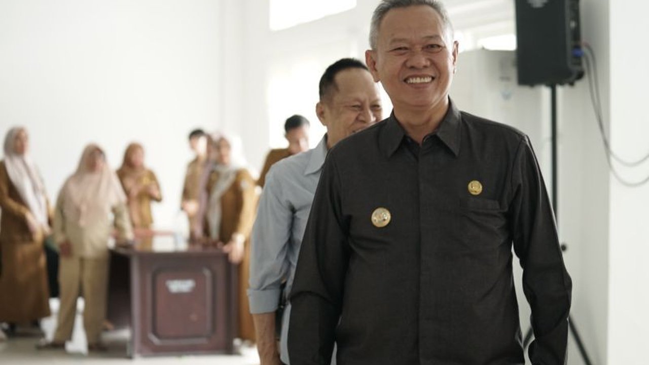 Bupati Sigi Moh Rizal Intjenae menjelaskan alasan di balik tertundanya SK PPPK bagi honorer K2, salah satunya karena aduan politik praktis. Simak selengkapnya!