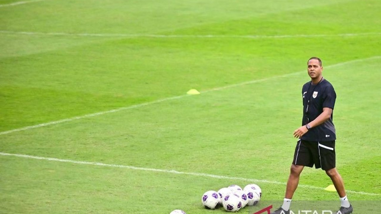 Pelatih Timnas Indonesia, Patrick Kluivert, menyatakan Kluivert Bertanggung Jawab penuh atas kegagalan Garuda melaju ke Piala Dunia 2026, merasakan kekecewaan mendalam bersama penggemar.