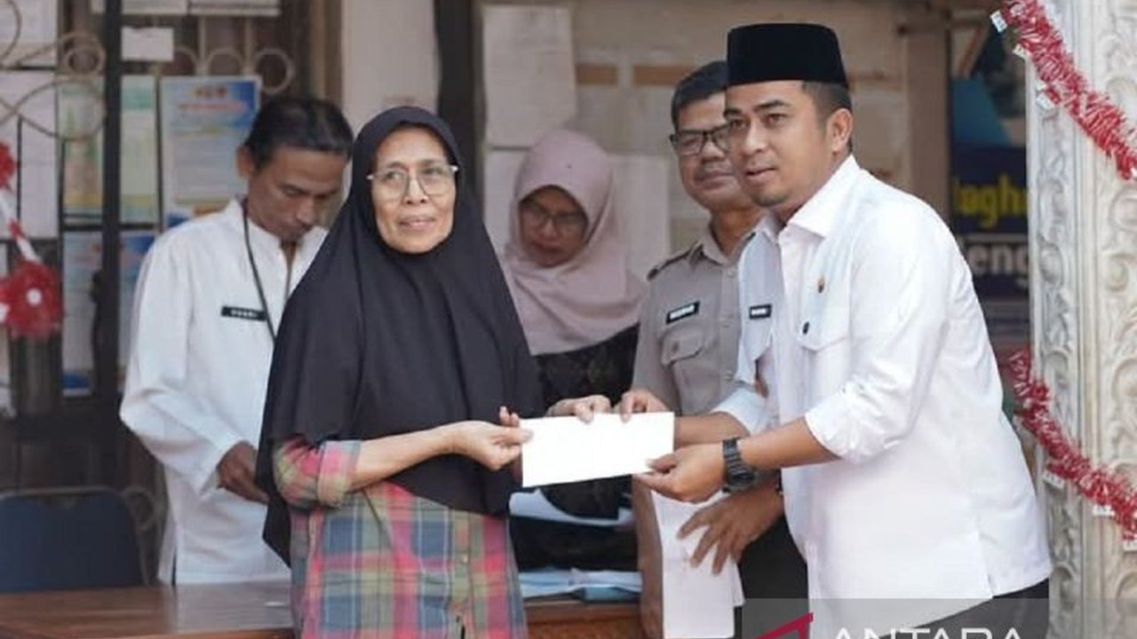 Pemerintah Kota Solok bergerak cepat menyalurkan bantuan bencana Solok kepada 264 warga yang rumahnya rusak akibat hujan badai, memastikan penyaluran tepat sasaran dan meringankan beban.