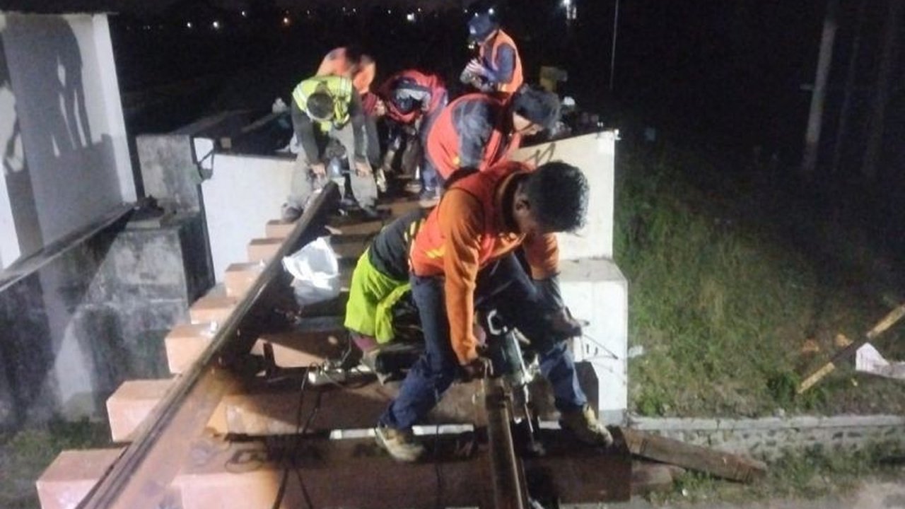 Inovasi ramah lingkungan hadir di Madiun! PT KAI Daop 7 Madiun secara bertahap ganti bantalan kayu dengan Bantalan Sintetis Kereta Api, tingkatkan keselamatan dan lestarikan alam. Simak keunggulannya!