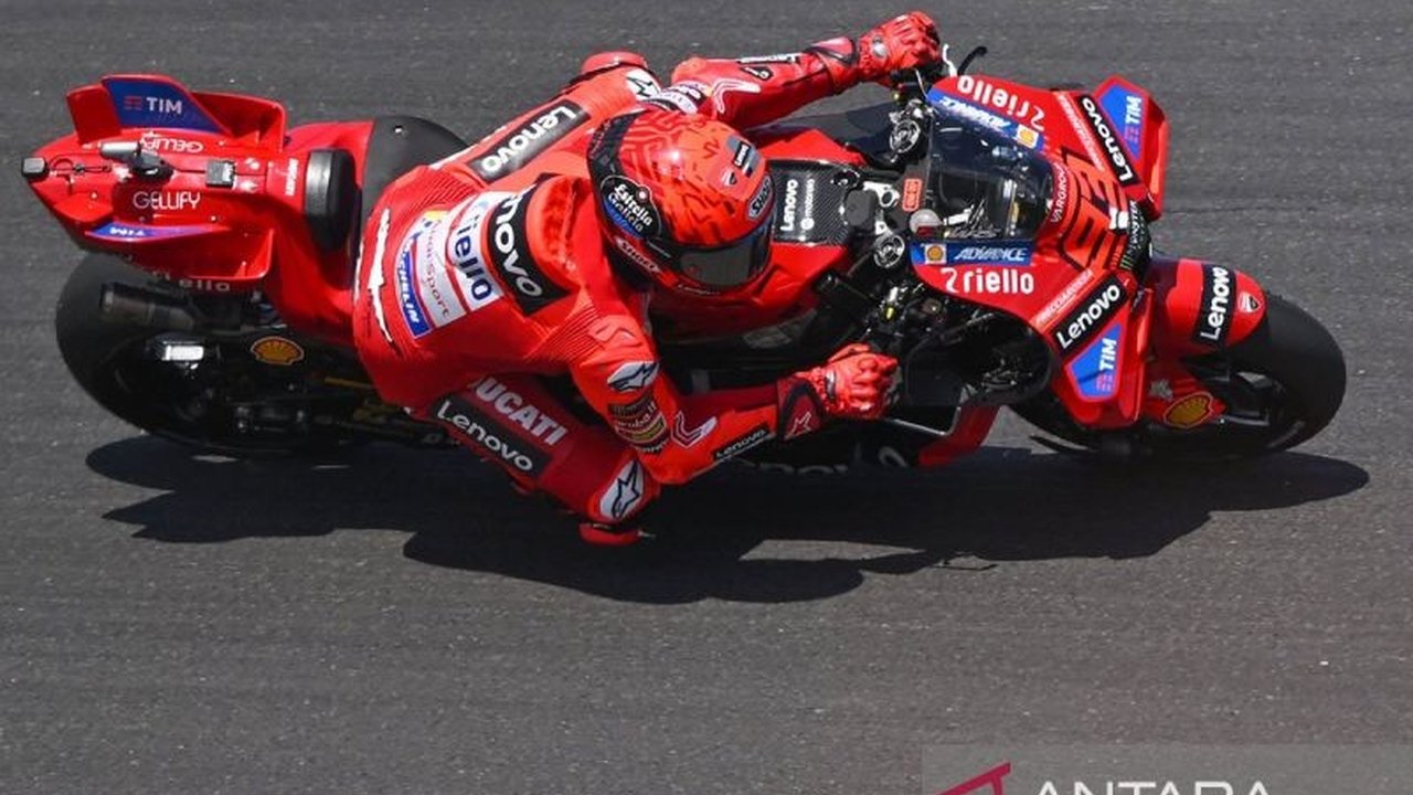 Pembalap Ducati Lenovo, Marc Marquez, diduga alami Cedera Patah Tulang Bahu Kanan usai insiden di MotoGP Mandalika. Detail kecelakaan dan kondisi terbarunya masih ditunggu, bikin penasaran!