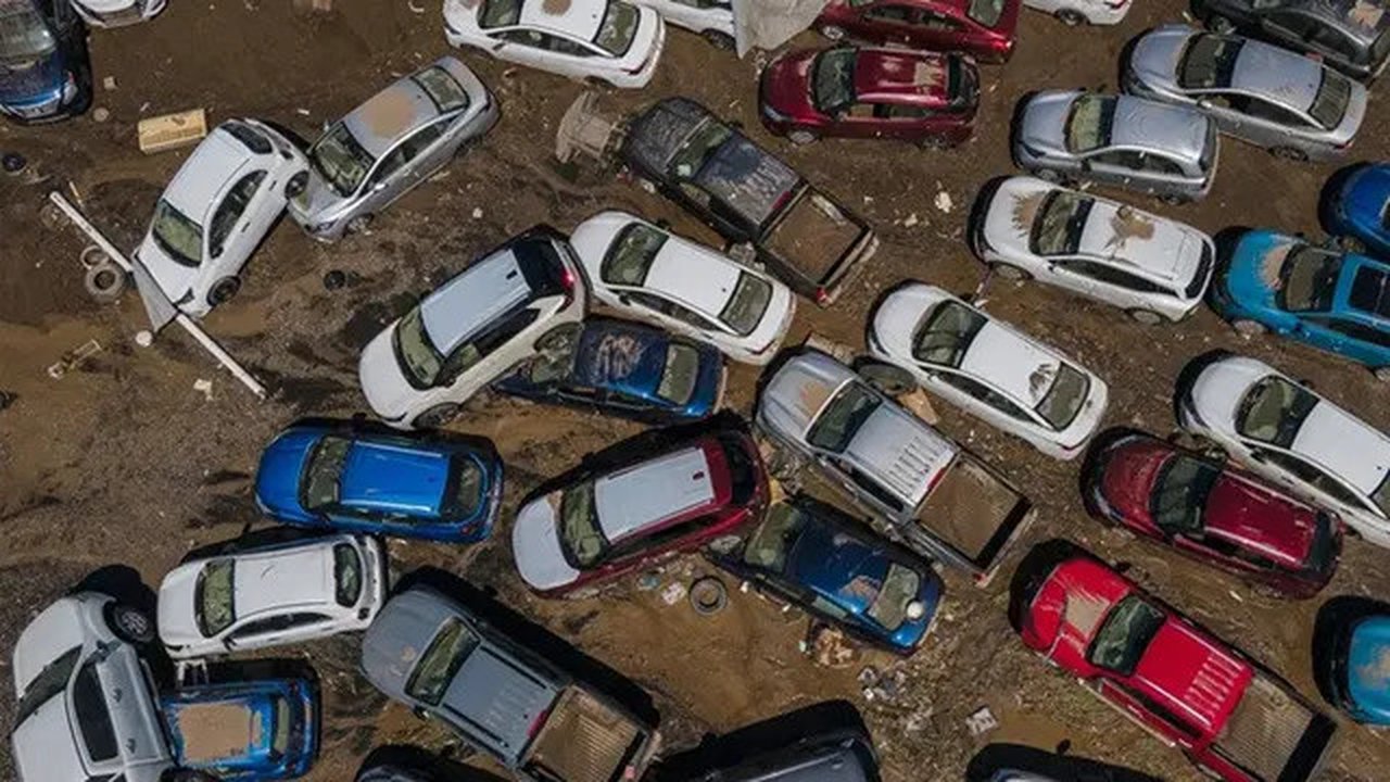Kendaraan-kendaraan yang rusak terjebak di lumpur setelah banjir melanda Poza Rica, Negara Bagian Veracruz, Meksiko, pada Minggu (12/10/2025). (Dok. AP/Felix Marquez)   