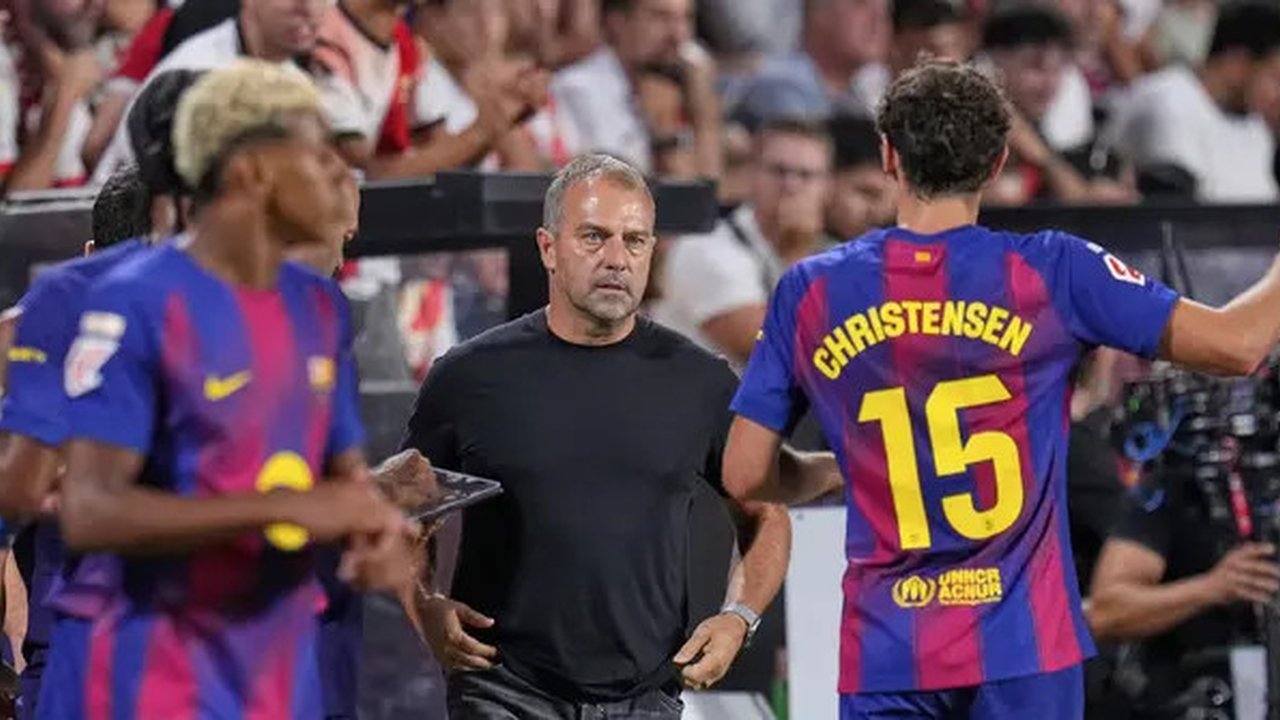 Pelatih Barcelona, Hansi Flick, berbicara dengan Andreas Christensen saat pertandingan La Liga Spanyol melawan Rayo Vallecano di Stadion Vallecas, Madrid, Spanyol, Senin, 1 Septe
