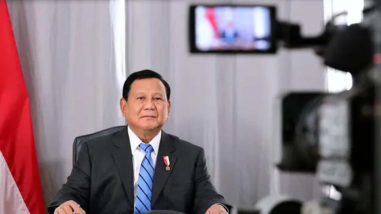 Presiden Prabowo Subianto menggelar rapat terbatas atau ratas melalui video conference dengan beberapa jajaran Kabinet Merah Putih membahas erupsi gunung Lewotobi Laki-Laki, Nusa Tenggara Tim