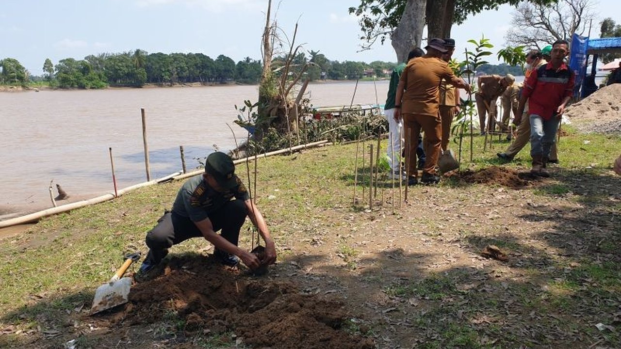Pemkot Palembang bersama prajurit TNI bersinergi dalam kegiatan Gotong Royong Palembang membersihkan lingkungan. Inisiatif ini diharapkan memperkuat kebersamaan dan menciptakan kota yang lebih bersih.