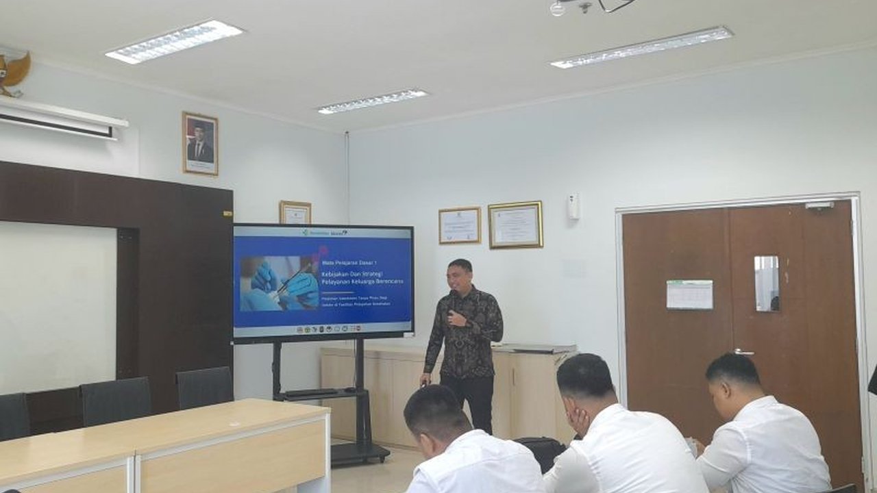 BKKBN menyoroti rendahnya partisipasi KB Pria di Indonesia, hanya 2,45% menggunakan kondom dan 0,16% vasektomi, menegaskan bahwa kontrasepsi bukan hanya tanggung jawab wanita.