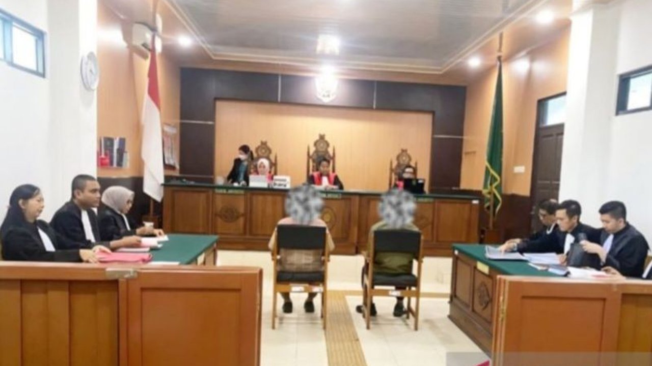 Dua pimpinan PT SMJL, penggelap pajak senilai Rp20,4 miliar, divonis 2 tahun 4 bulan penjara oleh DJP Kalselteng. Simak detail kasus dan denda fantastis yang dijatuhkan!