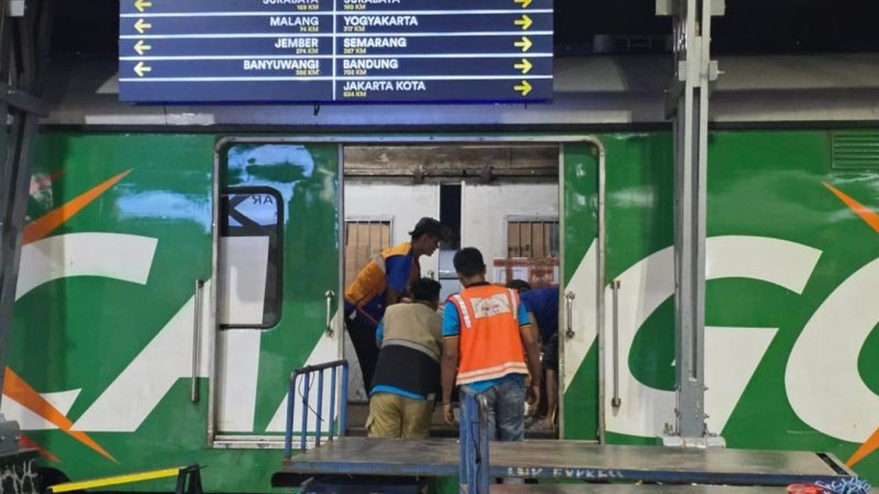 PT KAI Daop 7 Madiun mempermudah **Layanan Barang KAI Daop 7** dari Stasiun Blitar, mencatat kenaikan signifikan 25% pada 2025. Apa rahasia di balik efisiensi pengiriman ini?