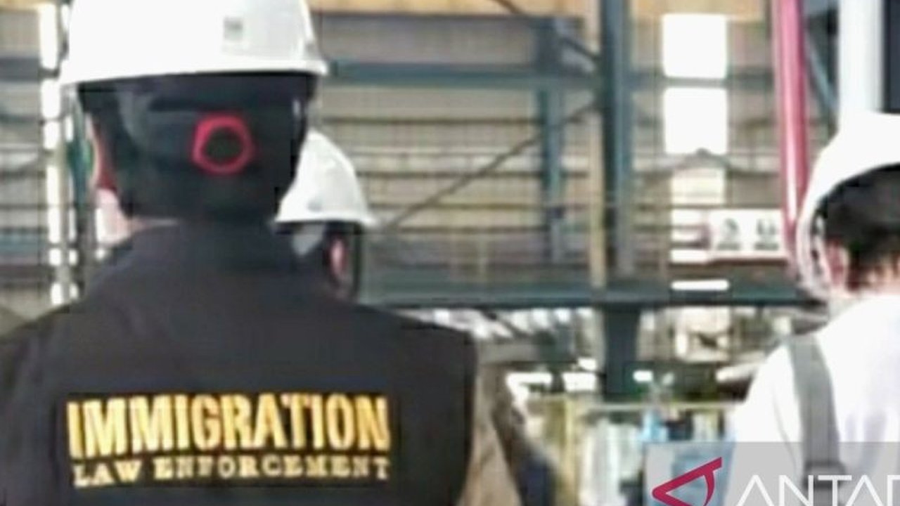 Kantor Imigrasi Karawang tegas melakukan deportasi WNA Karawang yang melanggar aturan keimigrasian, bahkan hingga dicantumkan dalam daftar hitam. Apa saja pelanggaran yang paling sering terjadi?