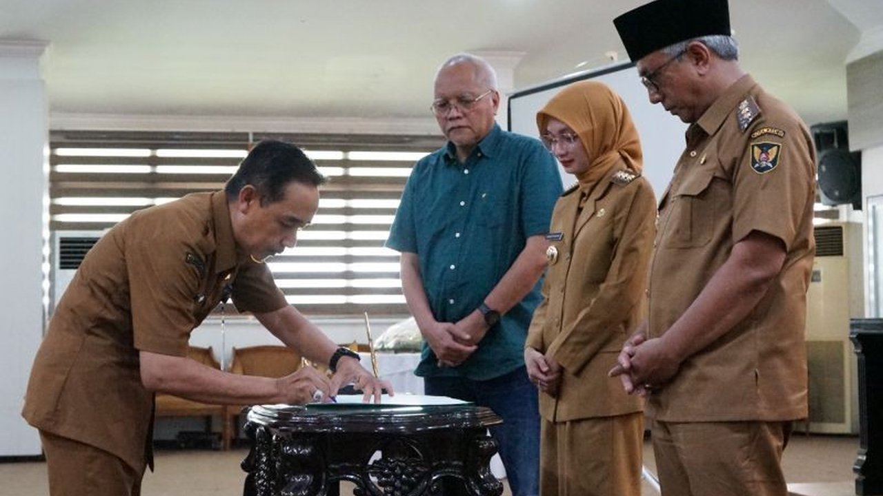 Pemerintah Kota Kediri resmi memberlakukan Pakta Integritas ASN Kediri, melarang aparatur sipil negara untuk pamer atau 'flexing' di media sosial. Langkah ini demi mewujudkan pemerintahan yang bersih dan profesional.