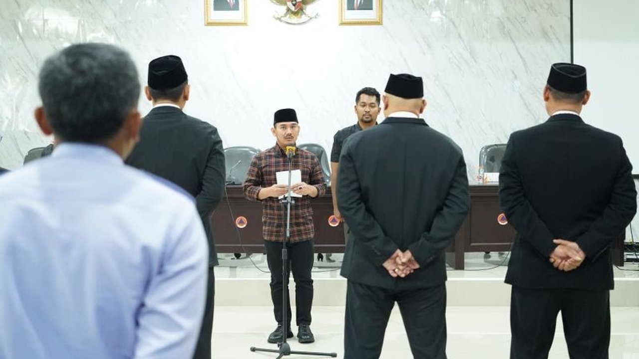 Bupati Bekasi Ade Kuswara Kunang akan melakukan **evaluasi direksi BUMD** yang terjerat masalah hukum, termasuk Direktur Usaha Perumda Tirta Bhagasasi, demi menjaga kinerja dan marwah Pemkab Bekasi.