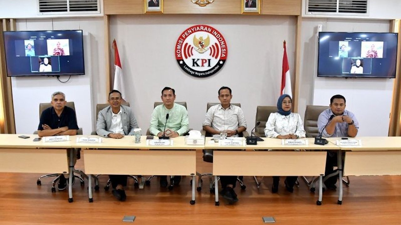Komisi Penyiaran Indonesia (KPI) menjatuhkan sanksi penghentian sementara pada program 