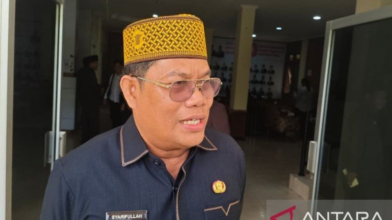 Pemerintah Kabupaten Bangka Tengah memfasilitasi **penambangan timah sistem mitra** antara masyarakat, koperasi, BUMD, dan PT Timah Tbk. Langkah ini bertujuan menciptakan kegiatan pertambangan legal, tertib, dan meningkatkan kesejahteraan masyarakat lokal