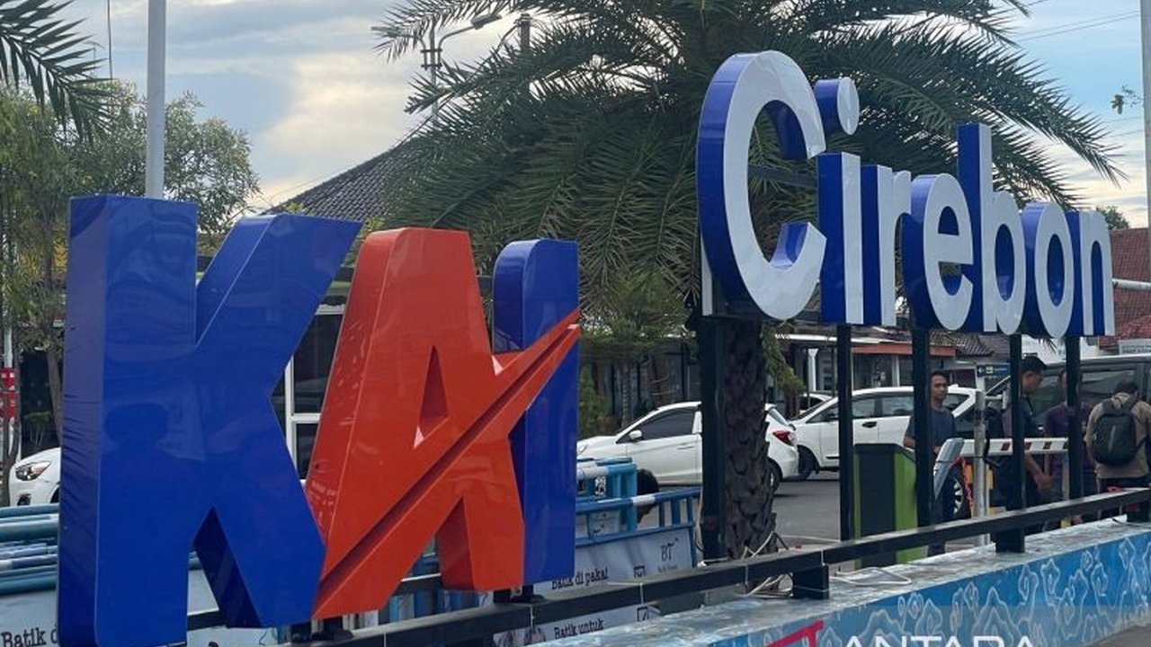 PT KAI Daop 3 Cirebon mencatat rekor fantastis dengan mengangkut 2,9 juta penumpang hingga September 2025. Angka ini menunjukkan minat masyarakat terhadap kereta api masih sangat tinggi, penasaran detailnya?