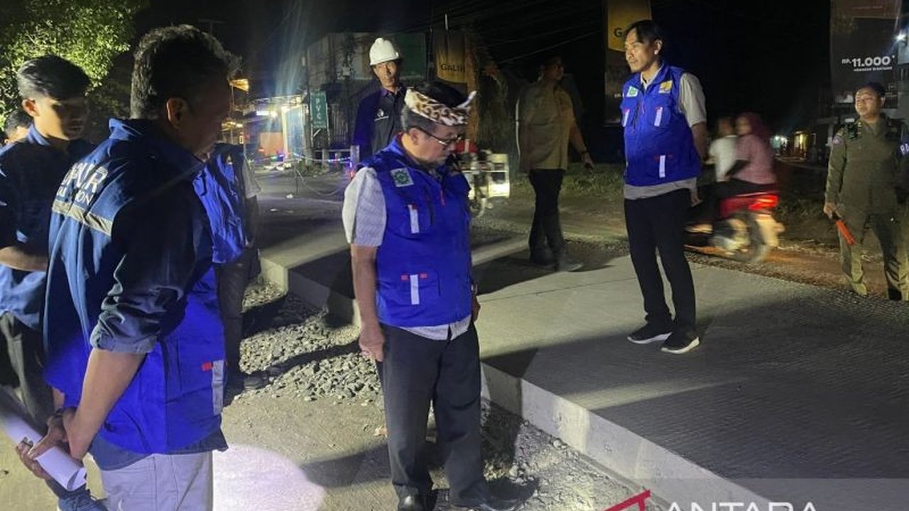 Bupati Cirebon memastikan proyek Betonisasi Jalan Cirebon Timur sedang berjalan, meningkatkan kualitas infrastruktur dan akses industri. Simak bagaimana proyek ini akan mengubah wajah infrastruktur dan ekonomi lokal!