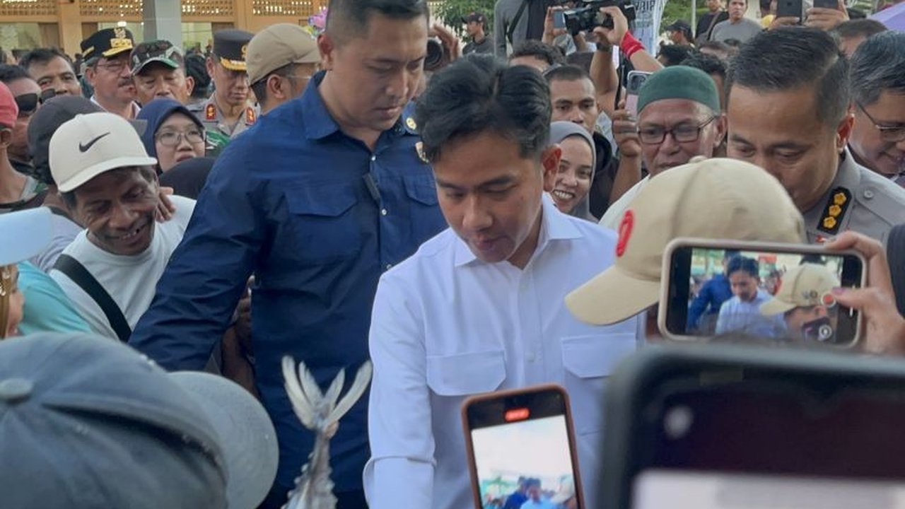 Wakil Presiden Gibran Rakabuming Raka meninjau Pasar Mardika Ambon untuk memantau harga dan pasokan pangan yang meningkat, disambut antusias warga.