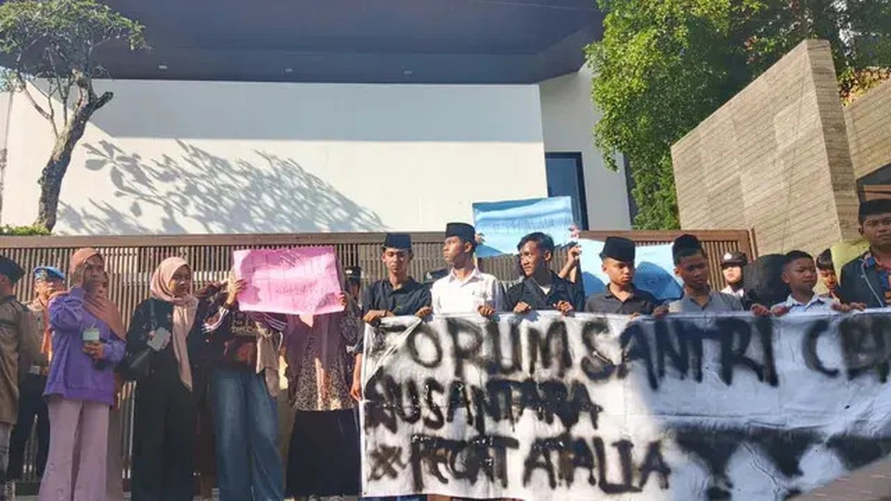 Puluhan santri datangi rumah Ridwan Kamil