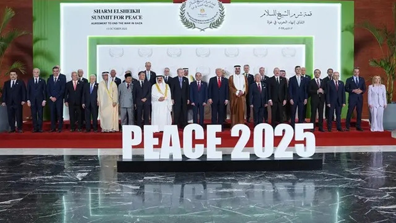 Presiden Amerika Serikat Donald Trump bersama para pemimpin dunia berpose untuk foto bersama dalam KTT di Sharm El Sheikh, Mesir, Senin, (13/10/2025). Pertemuan tersebut digelar untuk mend