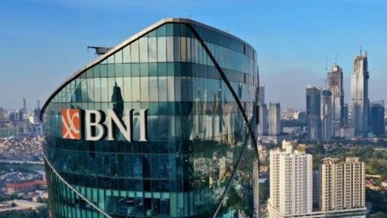 BNI sukses meraih penghargaan bergengsi atas inisiatif strategisnya dalam mengembangkan kerangka kerja obligasi berkelanjutan. Simak bagaimana BNI Keuangan Berkelanjutan menjadi pionir di Indonesia!