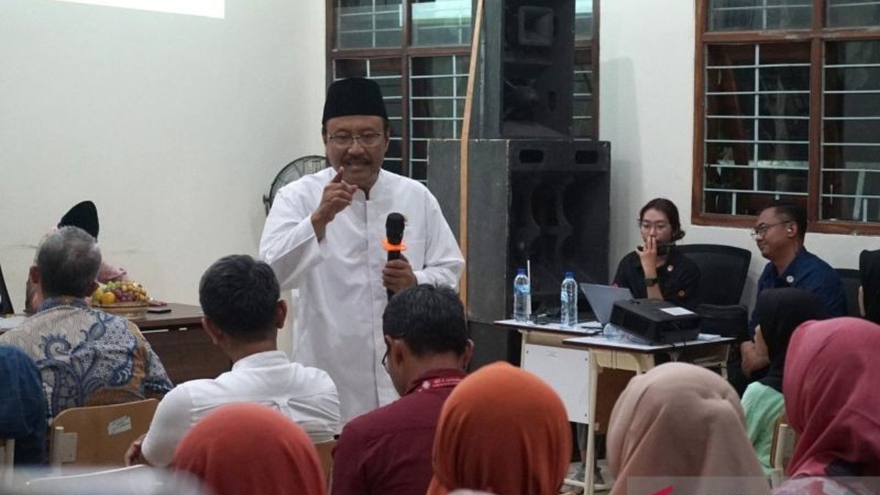 Program Sekolah Rakyat membuka pintu pendidikan tinggi bagi siswa kurang mampu, bahkan menjamin pekerjaan. Temukan bagaimana inisiatif ini memutus rantai kemiskinan.