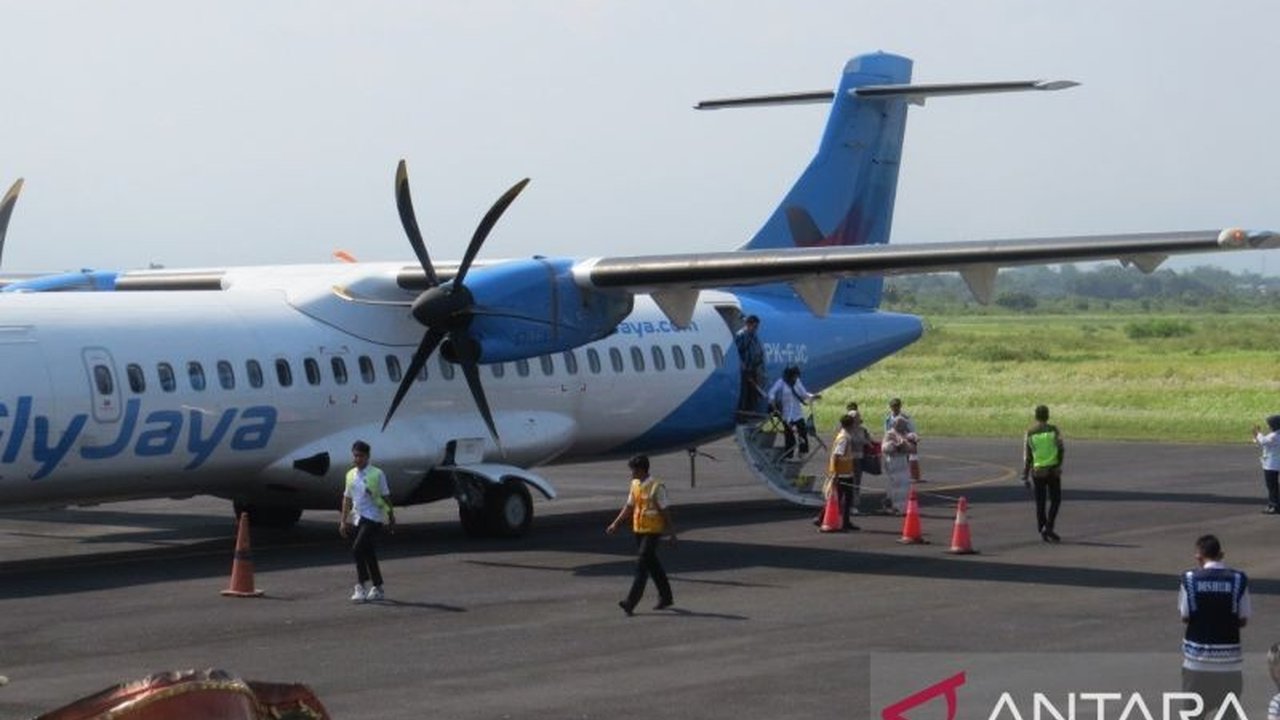 Penerbangan Fly Jaya Jember-Jakarta di Bandara Notohadinegoro dihentikan sementara untuk evaluasi menyeluruh, meskipun tingkat keterisian penumpang mencapai 83,3%. Apa penyebab di balik keputusan ini?