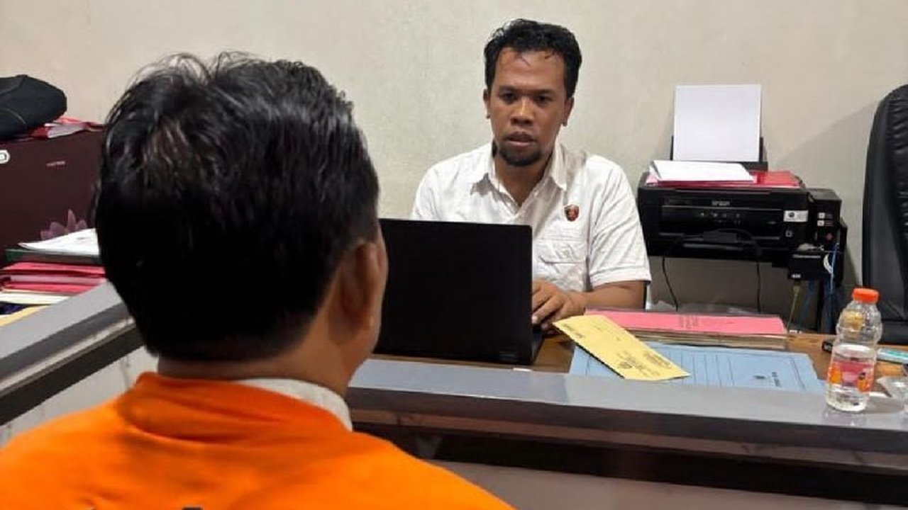 Polres Situbondo mengungkap kasus penipuan modus percepatan haji yang melibatkan oknum ASN KUA. Tersangka MH ditahan setelah diduga meraup puluhan juta dari calon jamaah.