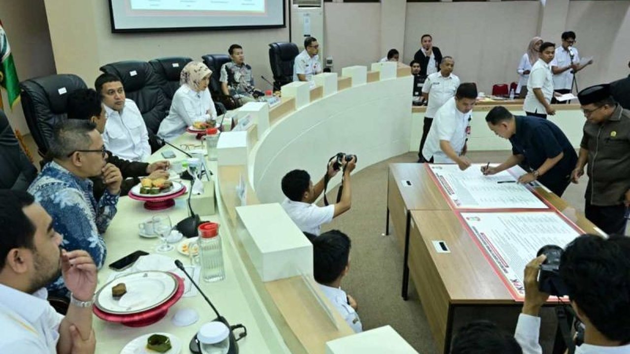 Pemerintah Kota Makassar bersama DPRD memperkuat pencegahan korupsi dengan menggandeng KPK RI, menegaskan komitmen nyata melalui pakta integritas. Bagaimana langkah konkretnya untuk tata kelola pemerintahan yang bersih?