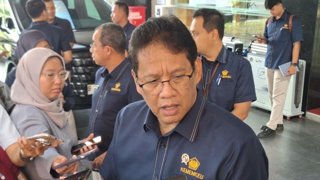 Menkeu Purbaya menanggapi kritik Komisi XI DPR RI terkait komentarnya pada kementerian lain, menegaskan tindakannya demi efektivitas anggaran dan menekan utang negara.