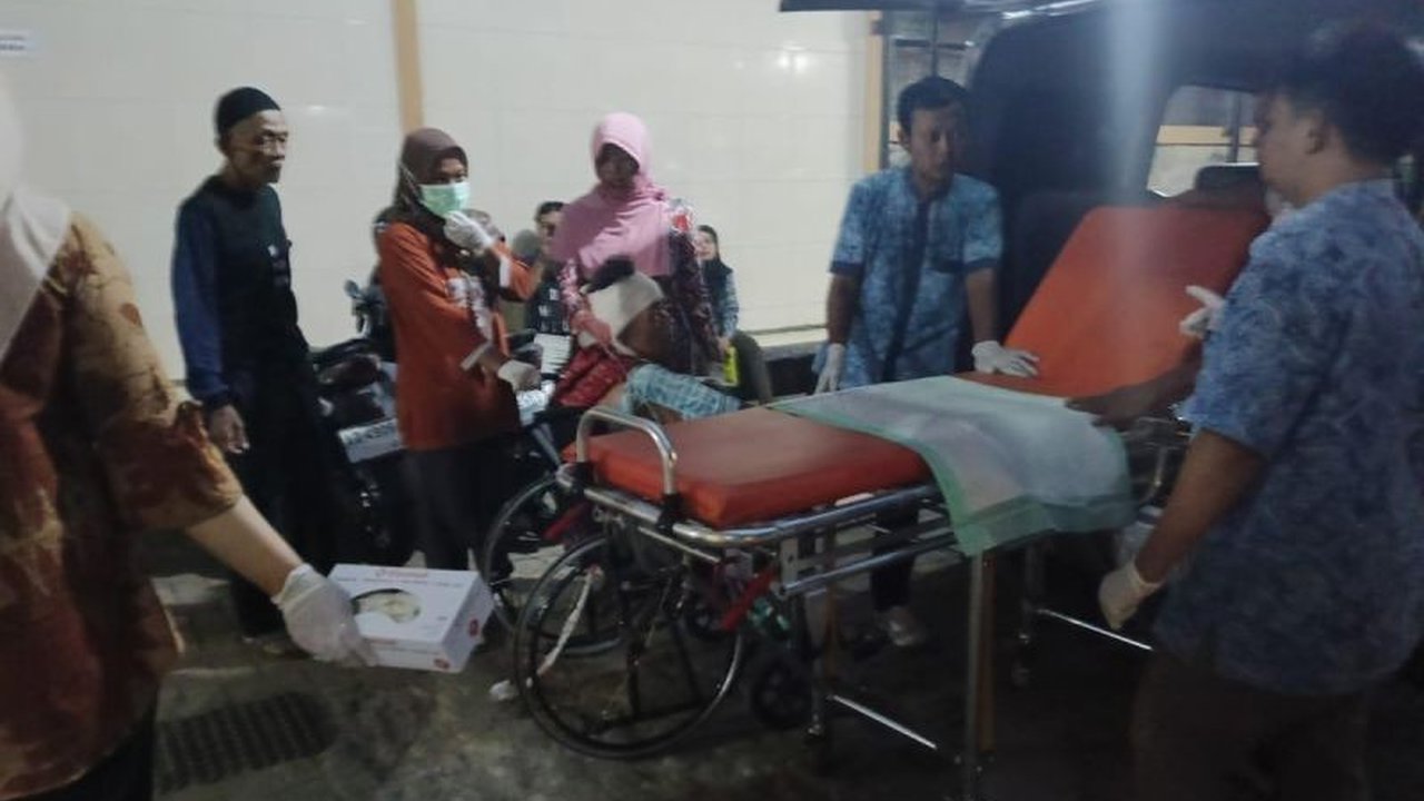Kasus penganiayaan nenek di Pacitan oleh ABH berinisial CR memasuki babak baru. Diduga karena emosi disebut 'cucu pungut', pelaku membacok nenek angkatnya. Simak selengkapnya!