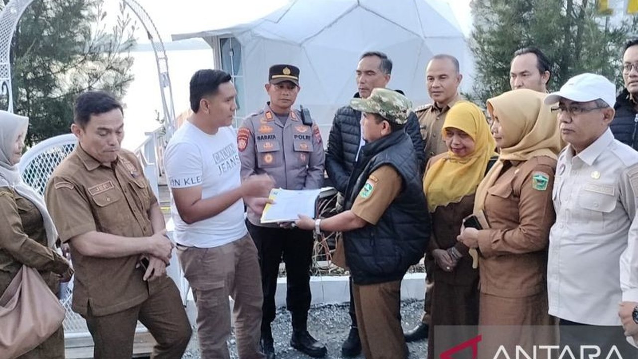 Pemkab Solok jatuhkan sanksi penghentian operasional sementara kepada PT Lakeside Alahan Wisata usai insiden wisatawan meninggal dunia, memicu pertanyaan soal izin dan keselamatan.