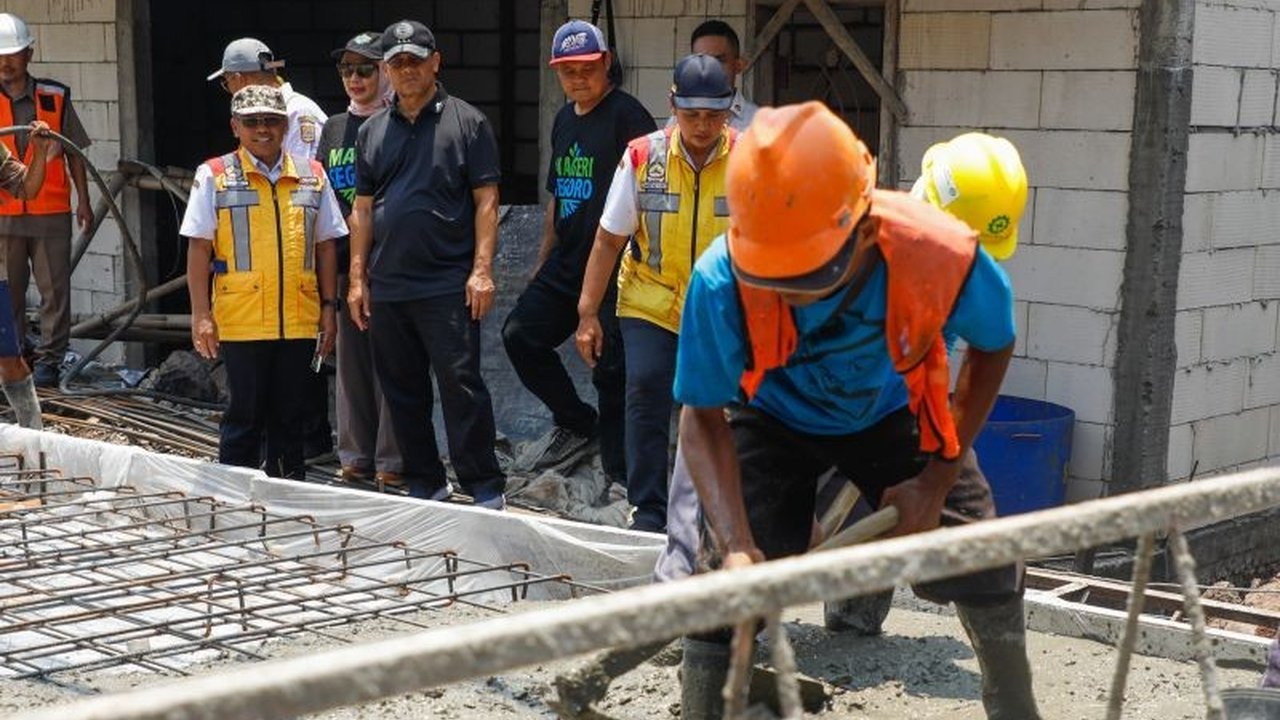 Gubernur Jateng Ahmad Luthfi umumkan progres Jalan Weleri-Patean Kendal telah 76,44 persen! Infrastruktur ini vital untuk ekonomi lokal. Simak dampaknya!