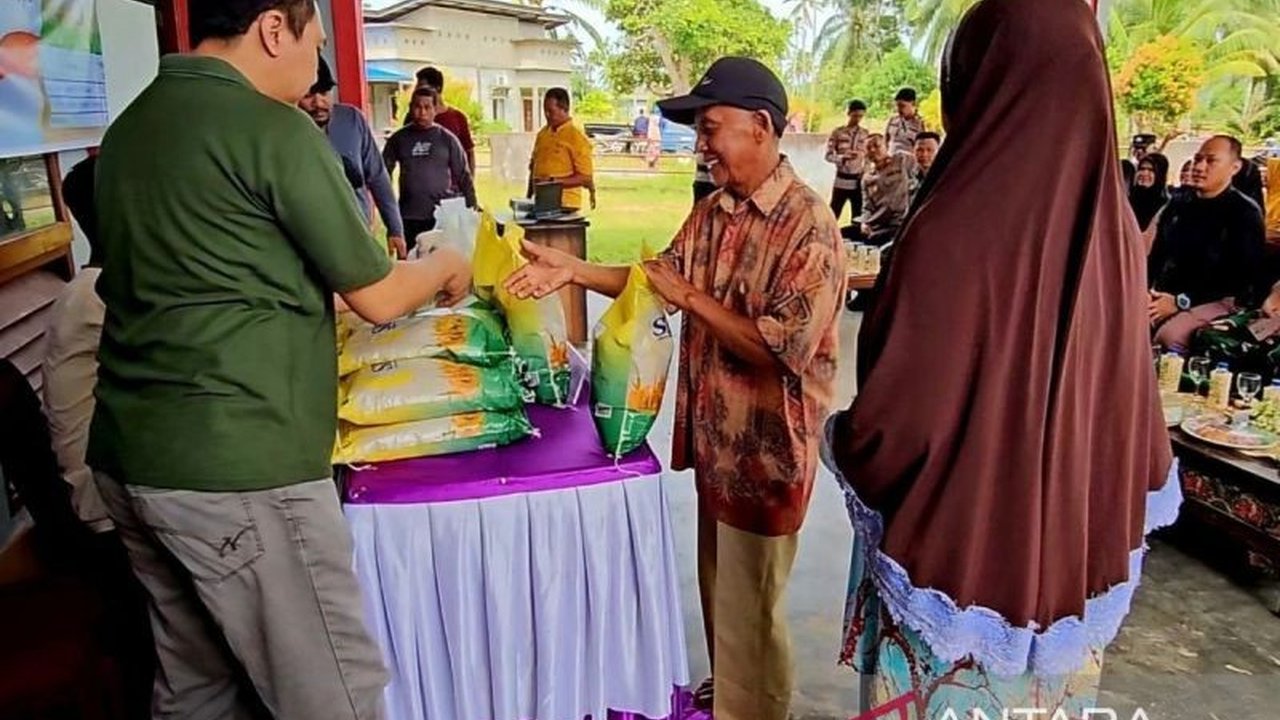 Perum Bulog Natuna berkolaborasi dengan Koperasi Desa Merah Putih untuk menjaga stabilitas harga beras di perbatasan. Simak strategi mereka!
