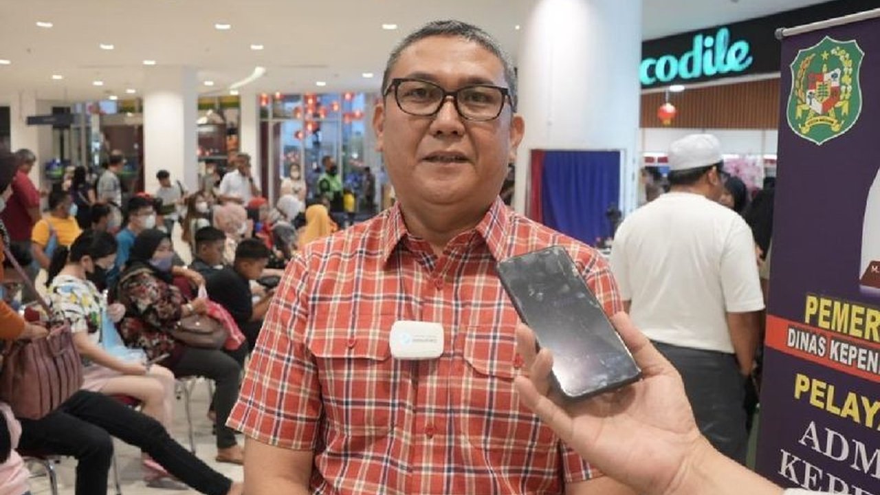 Disdukcapil Kota Medan memberikan layanan prima administrasi kependudukan (adminduk) secara luring dan daring, melayani hampir 600 ribu dokumen. Hindari calo dan manfaatkan layanan online!