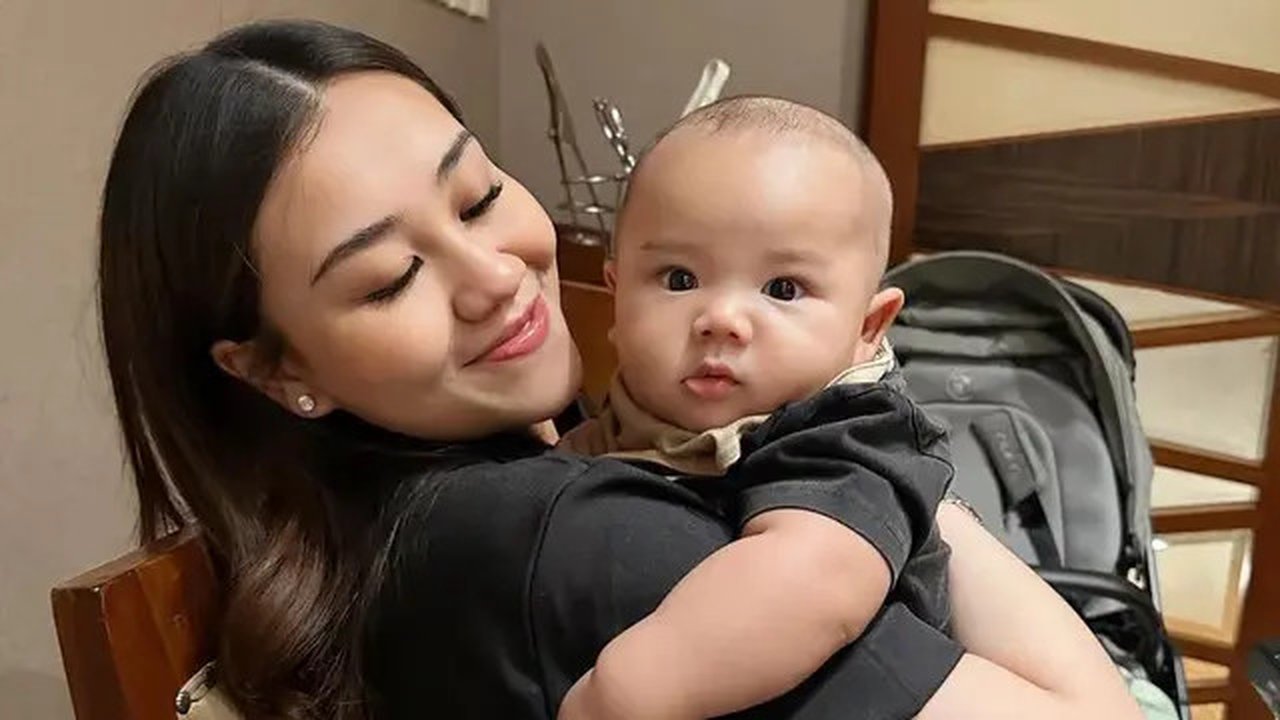 Aaliyah Massaid berkomitmen memberi ASI untuk buah hati. Berkaca pada pengalaman, menyusui butuh komitmen tinggi di tengah kesibukan sebagai artis. (Foto: Dok. Instagram @aaliyah.massaid)