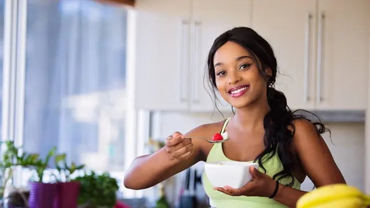 Wanita makan sehat (Pexels)