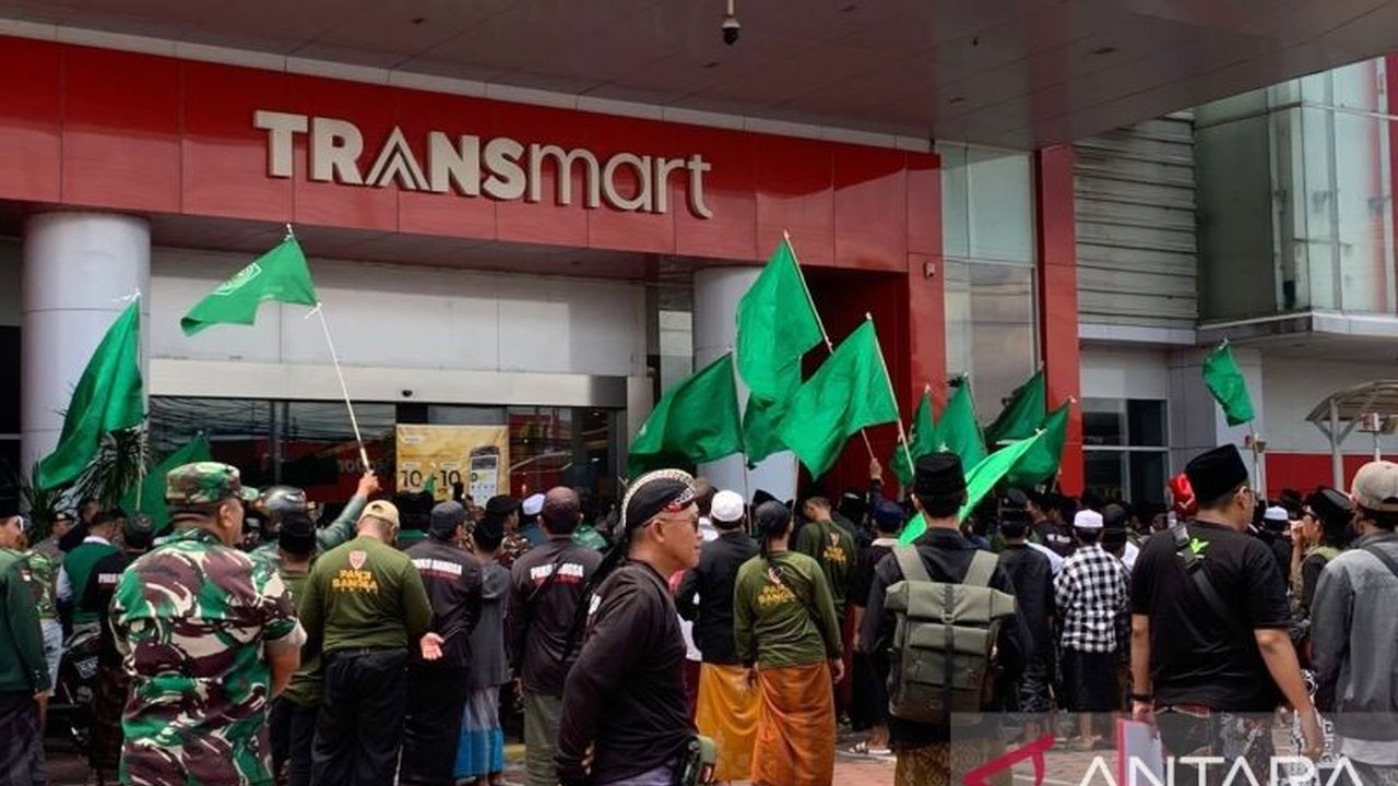 Ratusan anggota Aliansi Santri Jember menggelar Demo Santri Trans7 di Jember. Mereka mengecam tayangan Xpose Uncensored yang dinilai melecehkan pesantren dan menuntut permohonan maaf terbuka.