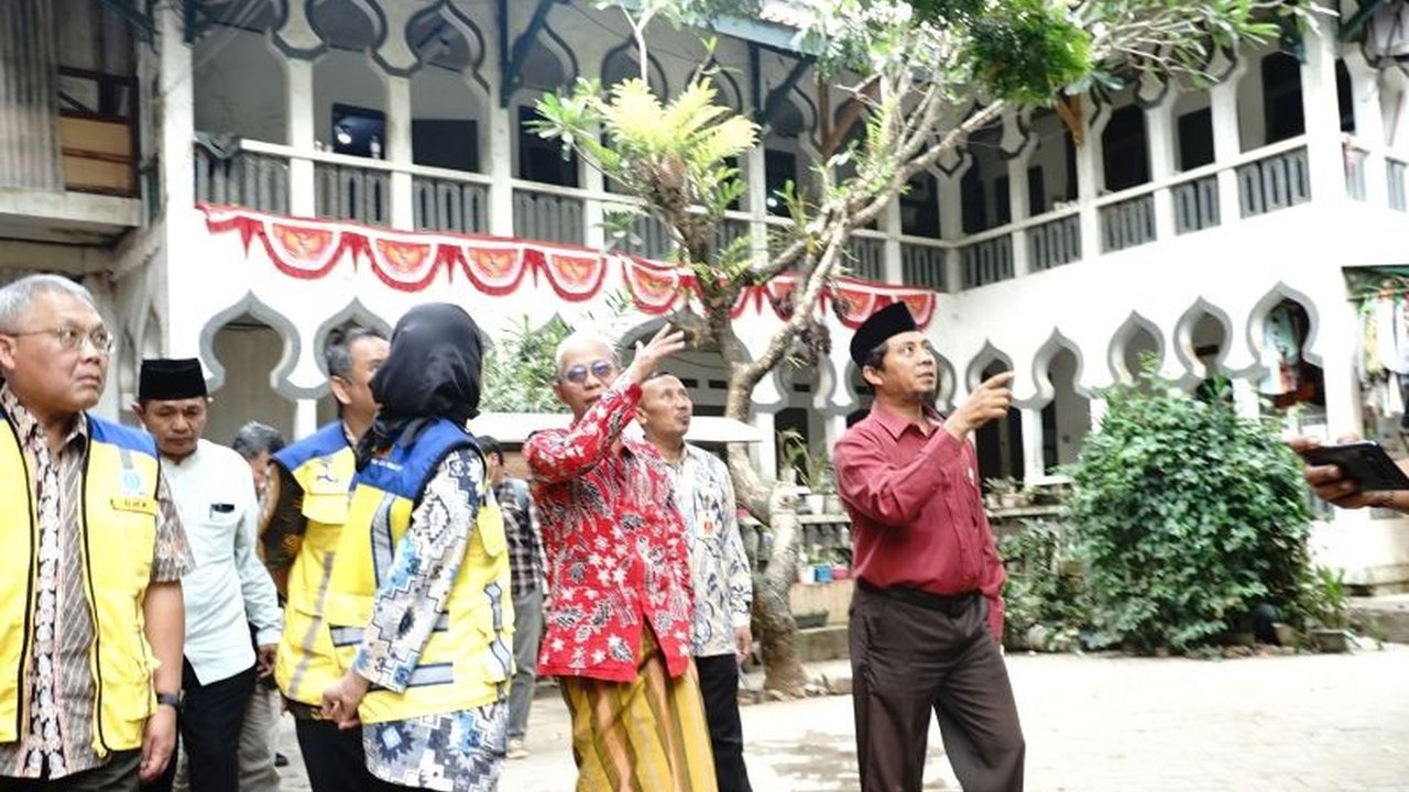 Dinas PUPR Pacitan gencar lakukan uji kelayakan bangunan ponpes di wilayahnya. Langkah ini diambil sebagai mitigasi dini untuk mencegah insiden ambruknya bangunan serupa kasus Sidoarjo. Apa saja yang diperiksa dalam uji kelayakan bangunan ponpes ini?